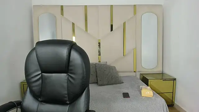 IsabellRodriguez18 online show from 28, 10, 2025