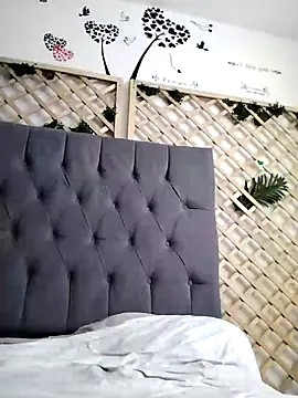 Mia WAll online show from 1, 1, 2025