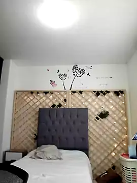 Mia WAll online show from 1, 1, 2025