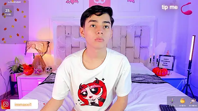 Snapshot of Maxi_little chatting on 10, 10, 2025 Maxi little online show from 10, 10, 2025