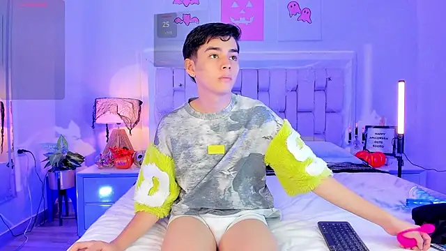 Snapshot of Maxi_little chatting on 11, 10, 2025 Maxi little online show from 11, 10, 2025