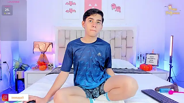 Snapshot of Maxi_little chatting on 15, 10, 2025 Maxi little online show from 15, 10, 2025