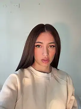 Maddy Jones online show from 4, 3, 2025