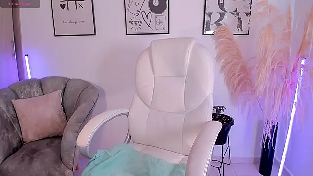 Snapshot of NiiaEvanss chatting on 22, 11, 2025 NiiaEvanss online show from 22, 11, 2025