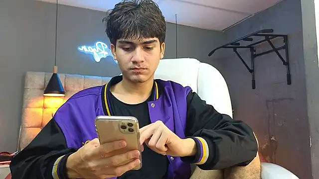 Tommy18   online show from 8, 2, 2025