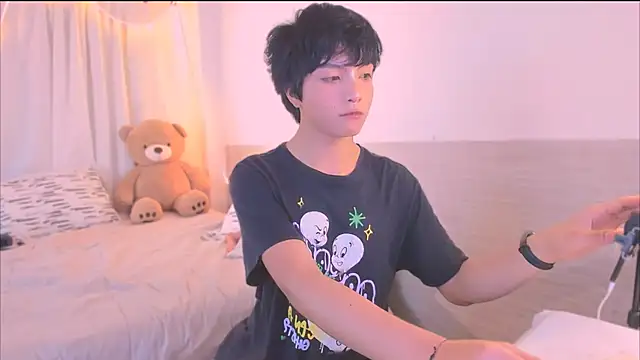 Snapshot of AllanYong18 chatting on 4, 11, 2025 AllanYong18 online show from 4, 11, 2025