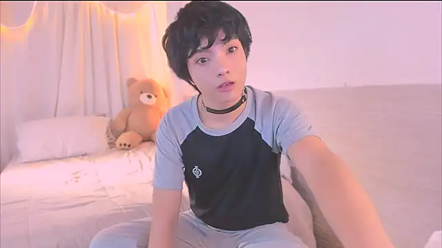 Snapshot of AllanYong18 chatting on 17, 11, 2025 AllanYong18 online show from 17, 11, 2025