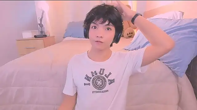 Snapshot of AllanYong18 chatting on 28, 11, 2025 AllanYong18 online show from 28, 11, 2025