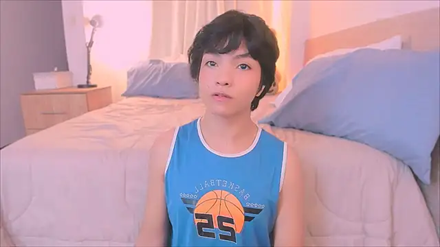 Snapshot of AllanYong18 chatting on 4, 12, 2025 AllanYong18 online show from 4, 12, 2025