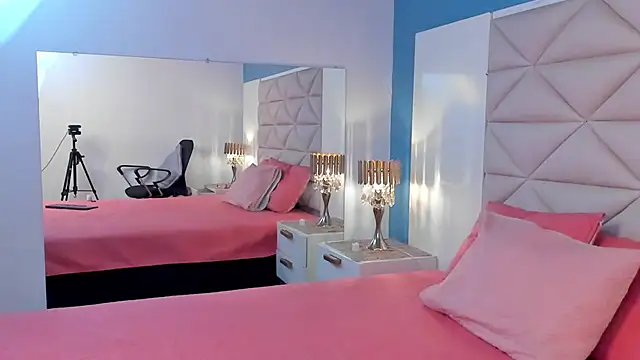 Snapshot of KarenSims chatting on 4, 3, 2025 KarenSims online show from 4, 3, 2025