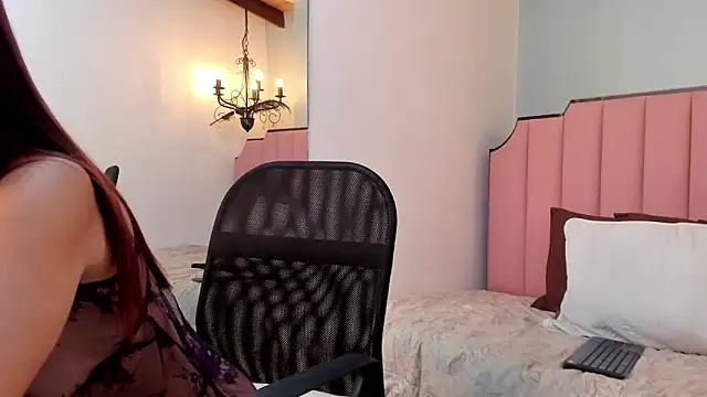 Snapshot of KarenSims chatting on 17, 12, 2025 KarenSims online show from 17, 12, 2025