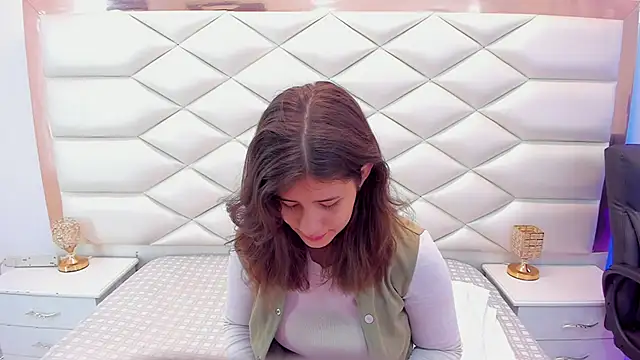 Snapshot of MiaQueen021 chatting on 4, 2, 2025 MiaQueen021 online show from 4, 2, 2025