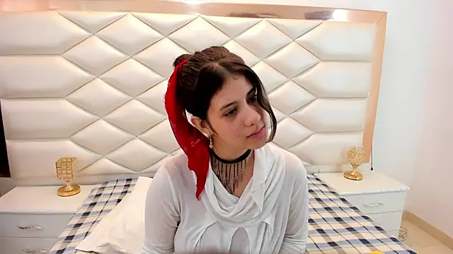 Snapshot of MiaQueen021 chatting on 6, 2, 2025 MiaQueen021 online show from 6, 2, 2025