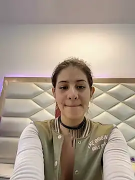 Snapshot of MiaQueen021 chatting on 7, 2, 2025 MiaQueen021 online show from 7, 2, 2025