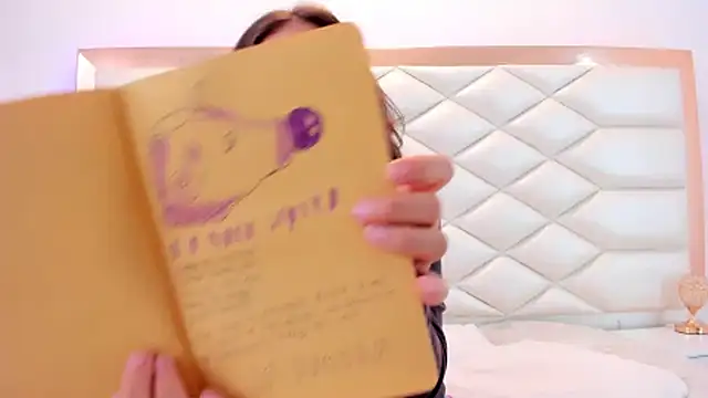 Snapshot of MiaQueen021 chatting on 19, 2, 2025 MiaQueen021 online show from 19, 2, 2025