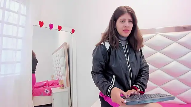 Snapshot of MiaQueen021 chatting on 5, 3, 2025 MiaQueen021 online show from 5, 3, 2025