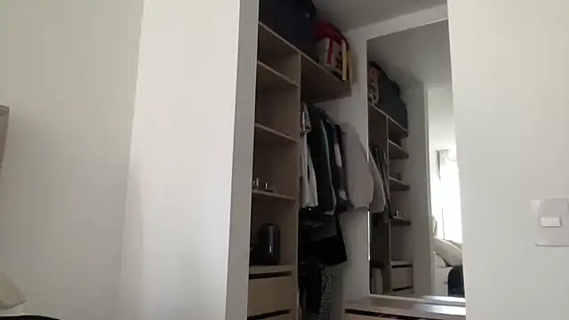 LunaBeya online show from 7, 4, 2026