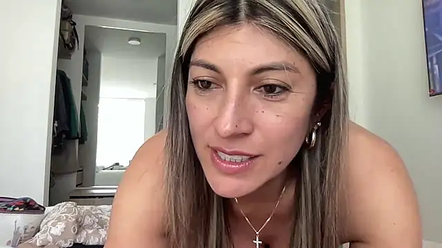 Snapshot of LunaBeya chatting on 3, 6, 2026 LunaBeya online show from 3, 6, 2026