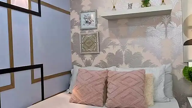 CharlotteGraay online show from 6, 11, 2025