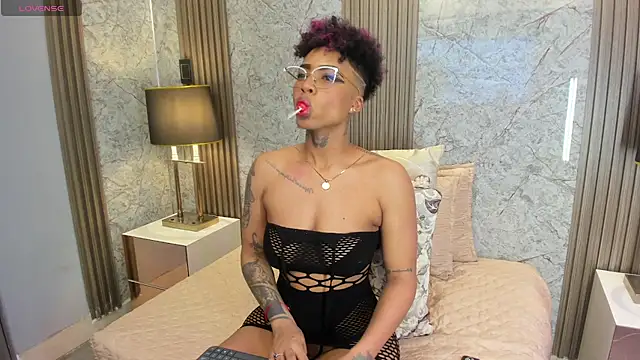 LuciaWallace online show from 27, 6, 2026