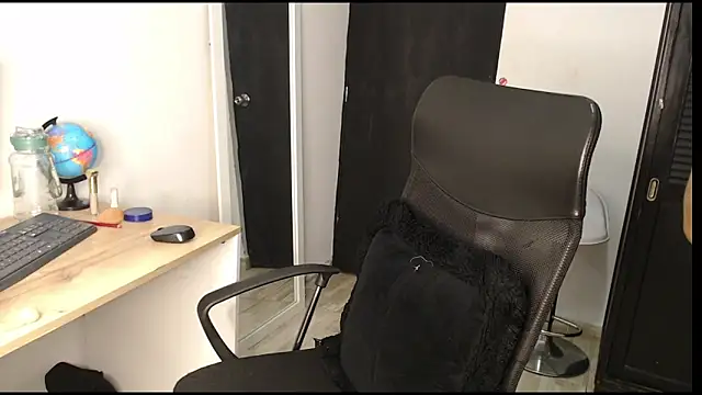 Snapshot of avis_lara chatting on 13, 5, 2026 avis lara online show from 13, 5, 2026