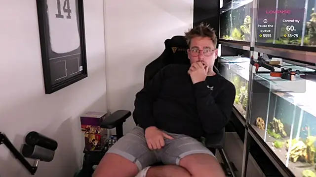 Snapshot of justinitt chatting on 10, 3, 2025 justinitt online show from 10, 3, 2025