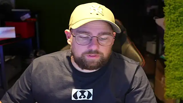 Snapshot of justinitt chatting on 12, 9, 2025 justinitt online show from 12, 9, 2025