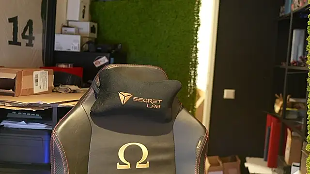 Snapshot of justinitt chatting on 14, 9, 2025 justinitt online show from 14, 9, 2025