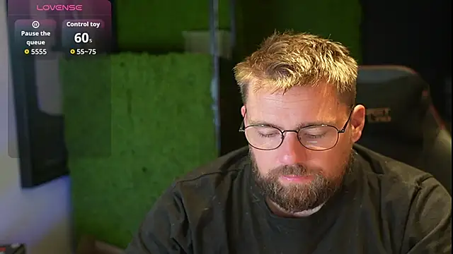 Snapshot of justinitt chatting on 6, 10, 2025 justinitt online show from 6, 10, 2025