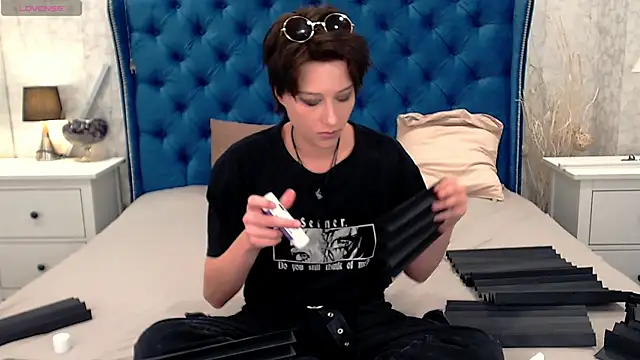 Snapshot of via_mayer_ chatting on 10, 11, 2025 via mayer online show from 10, 11, 2025