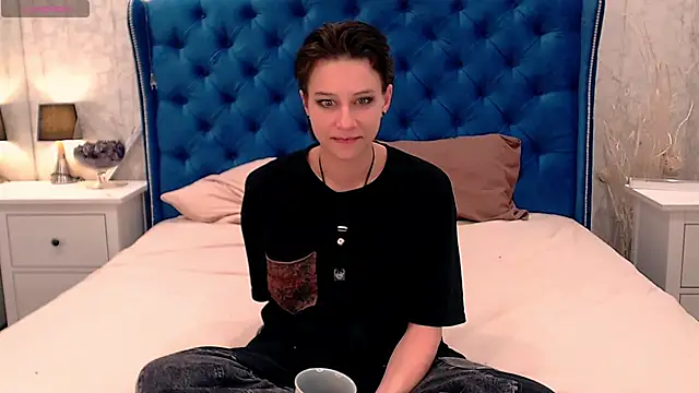 Snapshot of via_mayer_ chatting on 18, 11, 2025 via mayer online show from 18, 11, 2025