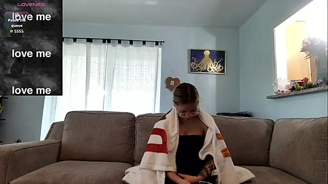 Snapshot of Hatgirl69 chatting on 13, 10, 2025 Hatgirl69 online show from 13, 10, 2025
