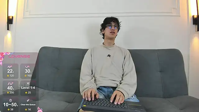 Snapshot of Cum_hunters chatting on 8, 7, 2026 Cum hunters online show from 8, 7, 2026