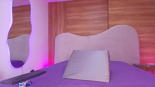 Auroraa miller online show from 18, 3, 2026