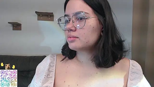 Snapshot of crystalll_room chatting on 8, 6, 2026 crystalll room online show from 8, 6, 2026
