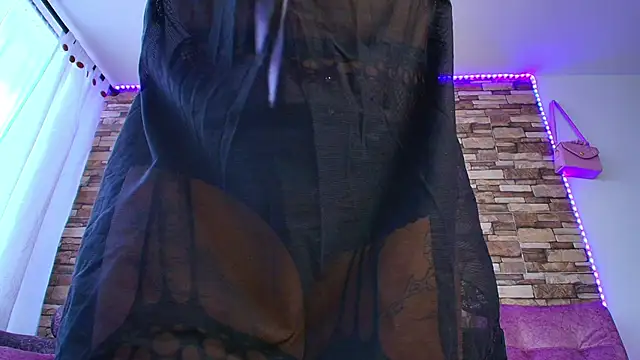 Snapshot of MiaFlamesxxx chatting on 4, 11, 2025 MiaFlamesxxx online show from 4, 11, 2025