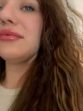 Snapshot of KiraBarlows chatting on 4, 6, 2026 KiraBarlows online show from 4, 6, 2026