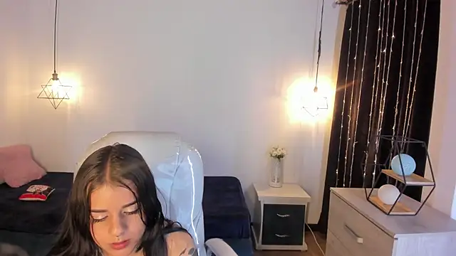 Nicole Foxx  online show from 16, 2, 2025