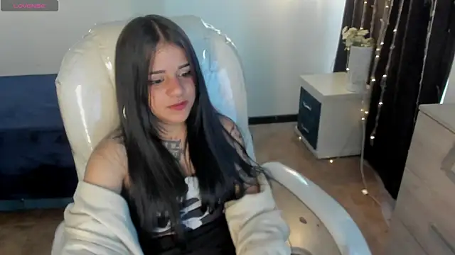 Nicole Foxx  online show from 28, 2, 2025