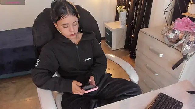 Nicole Foxx  online show from 4, 3, 2025