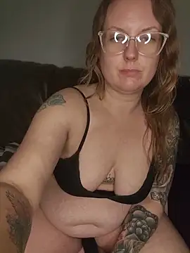 Snapshot of TattedMamaXOXO chatting on 16, 12, 2025 TattedMamaXOXO online show from 16, 12, 2025