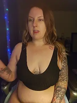 Snapshot of TattedMamaXOXO chatting on 19, 7, 2026 TattedMamaXOXO online show from 19, 7, 2026