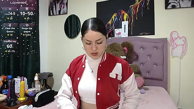 Emmie Hot online show from 4, 12, 2025