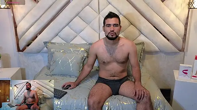 Snapshot of luxurycoupl chatting on 1, 2, 2025 luxurycoupl online show from 1, 2, 2025