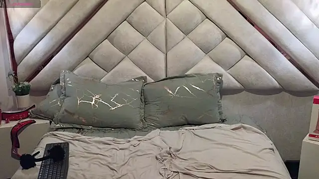 Snapshot of luxurycoupl chatting on 2, 2, 2025 luxurycoupl online show from 2, 2, 2025