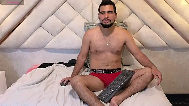 Snapshot of luxurycoupl chatting on 4, 2, 2025 luxurycoupl online show from 4, 2, 2025