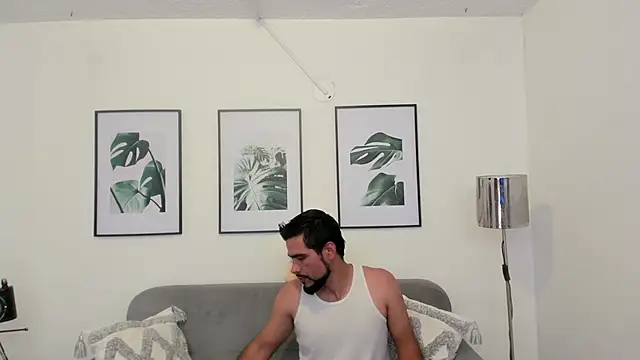 Snapshot of luxurycoupl chatting on 8, 2, 2025 luxurycoupl online show from 8, 2, 2025