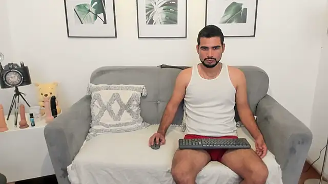 Snapshot of luxurycoupl chatting on 8, 3, 2025 luxurycoupl online show from 8, 3, 2025