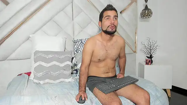 Snapshot of luxurycoupl chatting on 20, 3, 2025 luxurycoupl online show from 20, 3, 2025