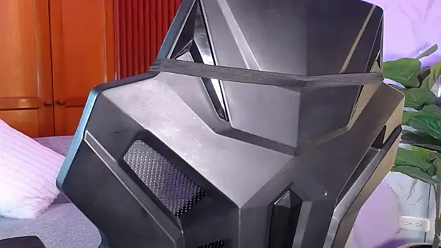 Snapshot of luxurycoupl chatting on 8, 10, 2025 luxurycoupl online show from 8, 10, 2025